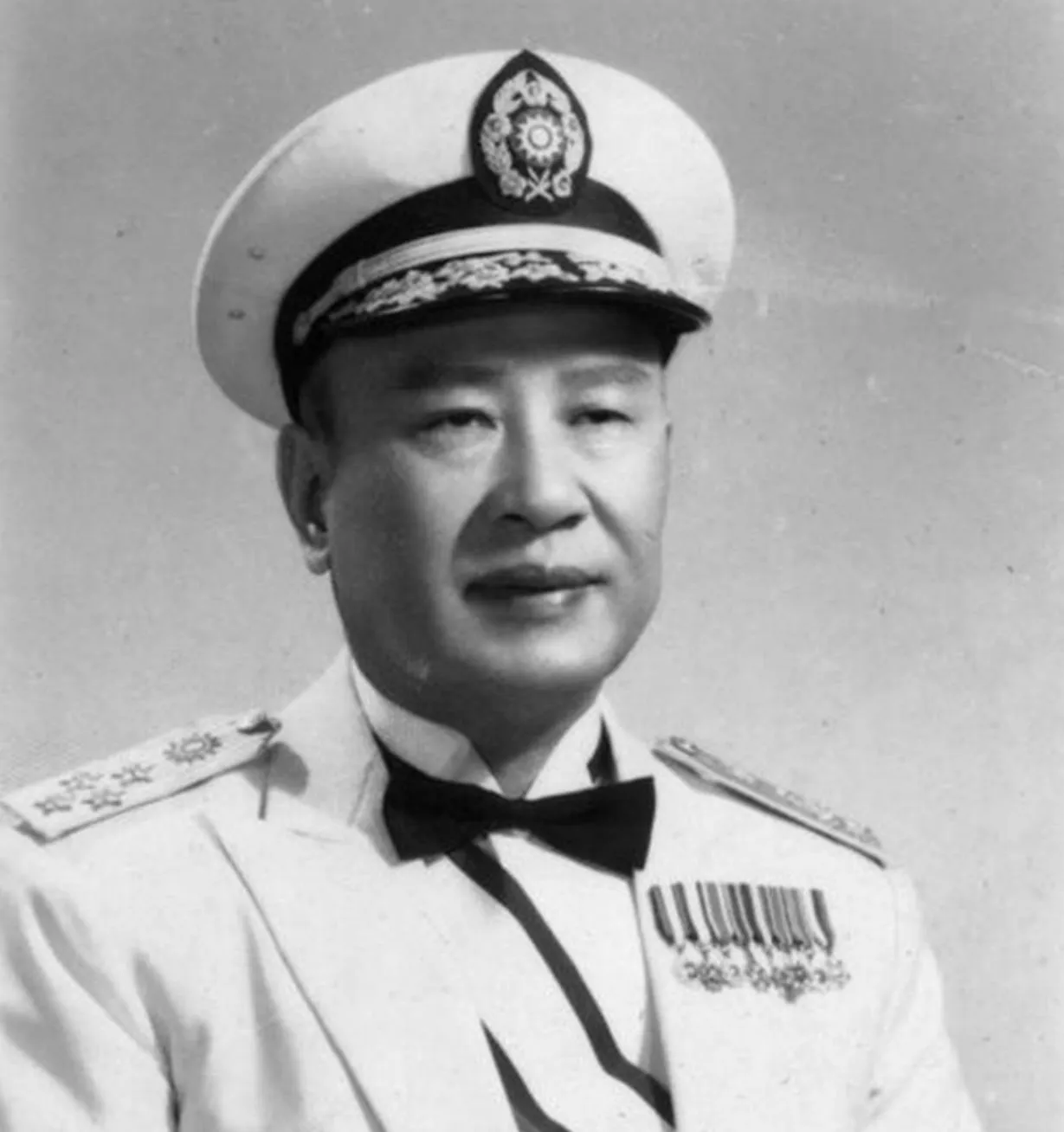 1950年，白崇禧跑到台湾后，发现部下朱怀冰与他是邻居，就去看他，哪知一进门，就