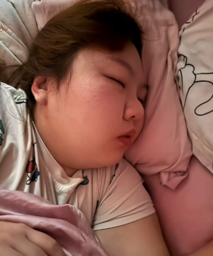 251斤女生减重121斤，瘦下来完全变了一个人啊，脱胎换骨，太美啦。两年多管住嘴迈开腿。难以想象怎么