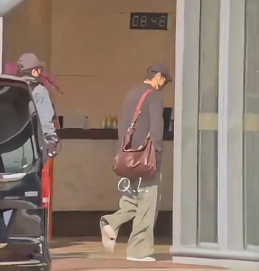 肖战出发青岛啦，即将进组《十日终焉》，齐夏这次是真的要跟大家见面了！肖战身穿私服