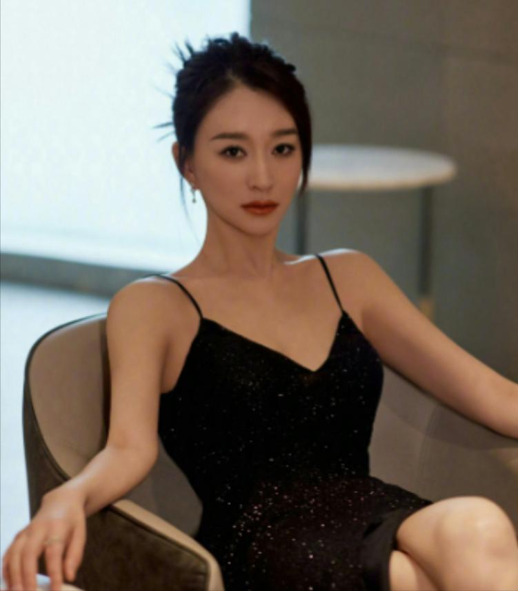 2010年，李小冉被前男友用艾滋针头抵住喉咙吓得她哭泣求饶，他放过了李小冉，转身