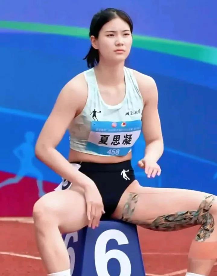 中国田径出美女，夏思凝算是其中的一个。夏思凝性格稳重不张扬，招牌动作就是拍大腿