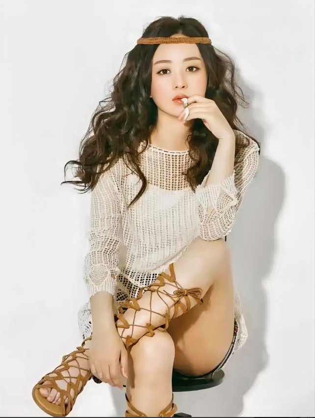 赵丽颖，165cm，脚上的鞋子太丑了，为什么要选这么复杂的鞋子呢？