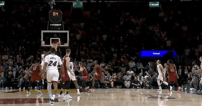 骑士主教练还是太嫩了，因为斯波出了个虚招，把最能跳能扣耍空接的中锋威尔下了，然后