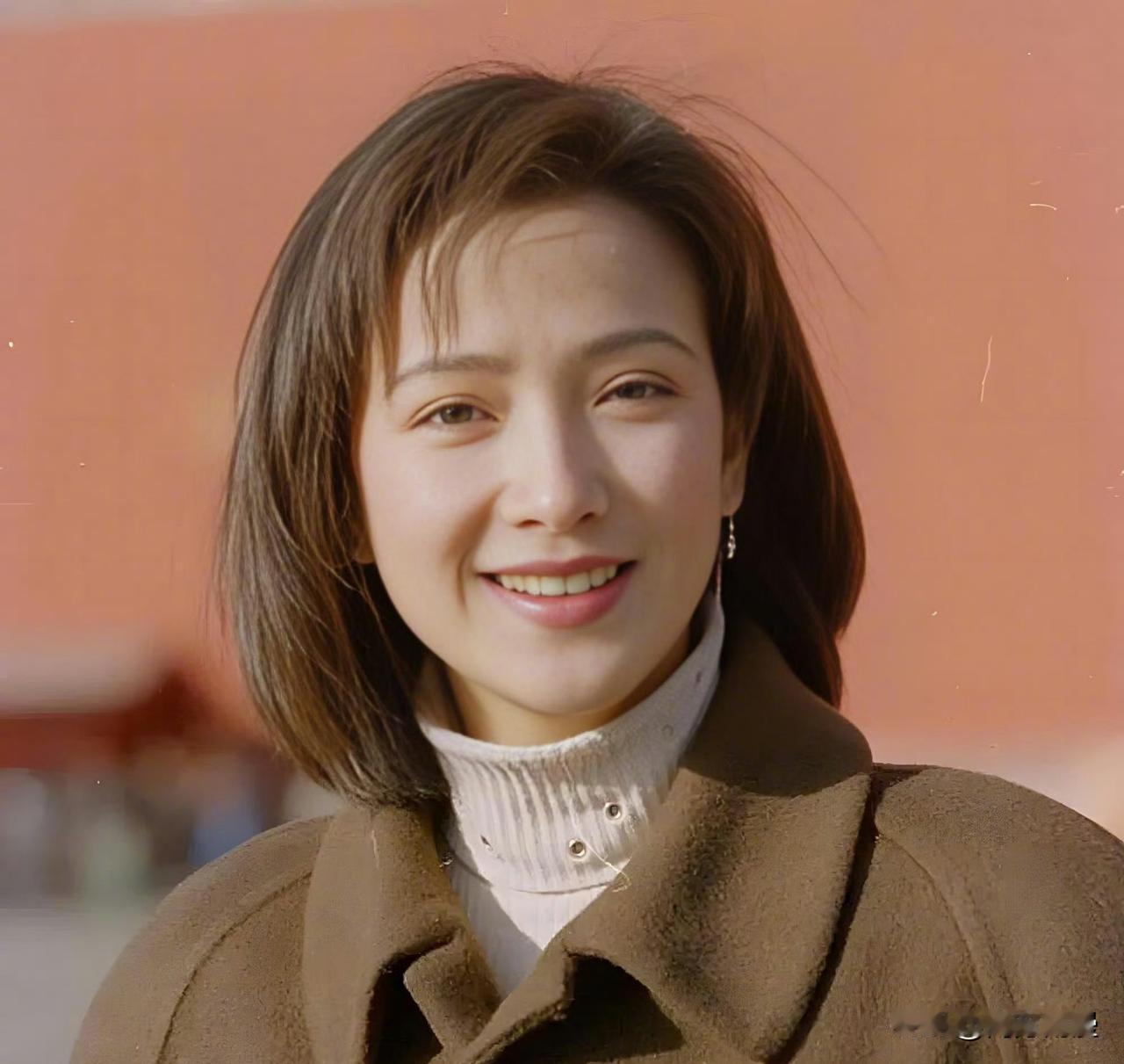 黄绮珊作为何晴的姐妹一定很难过吧，就在今天何晴的家人发布讣告，告知何晴去世了。