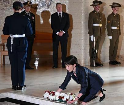 2026年5月4日，日本首相高市早苗在澳大利亚堪培拉战争纪念馆，对着馆内的无名战