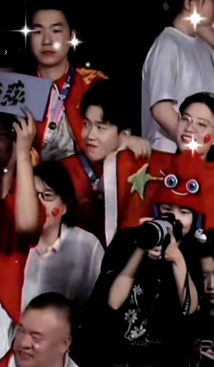 孙颖莎在场上拼，王楚钦在台下看。巴黎奥运赛场，王楚钦就坐在粉丝中间，被一片