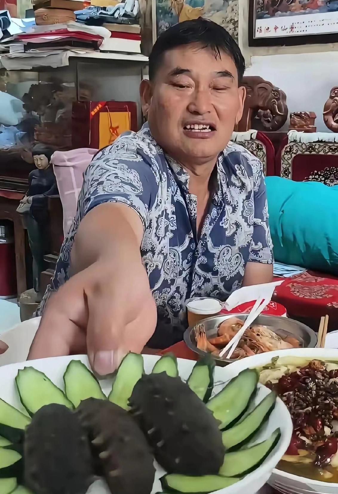 大衣哥的手段真不是一般的高!首先大衣哥的商演基本上都黄了，这并不是因为大衣哥