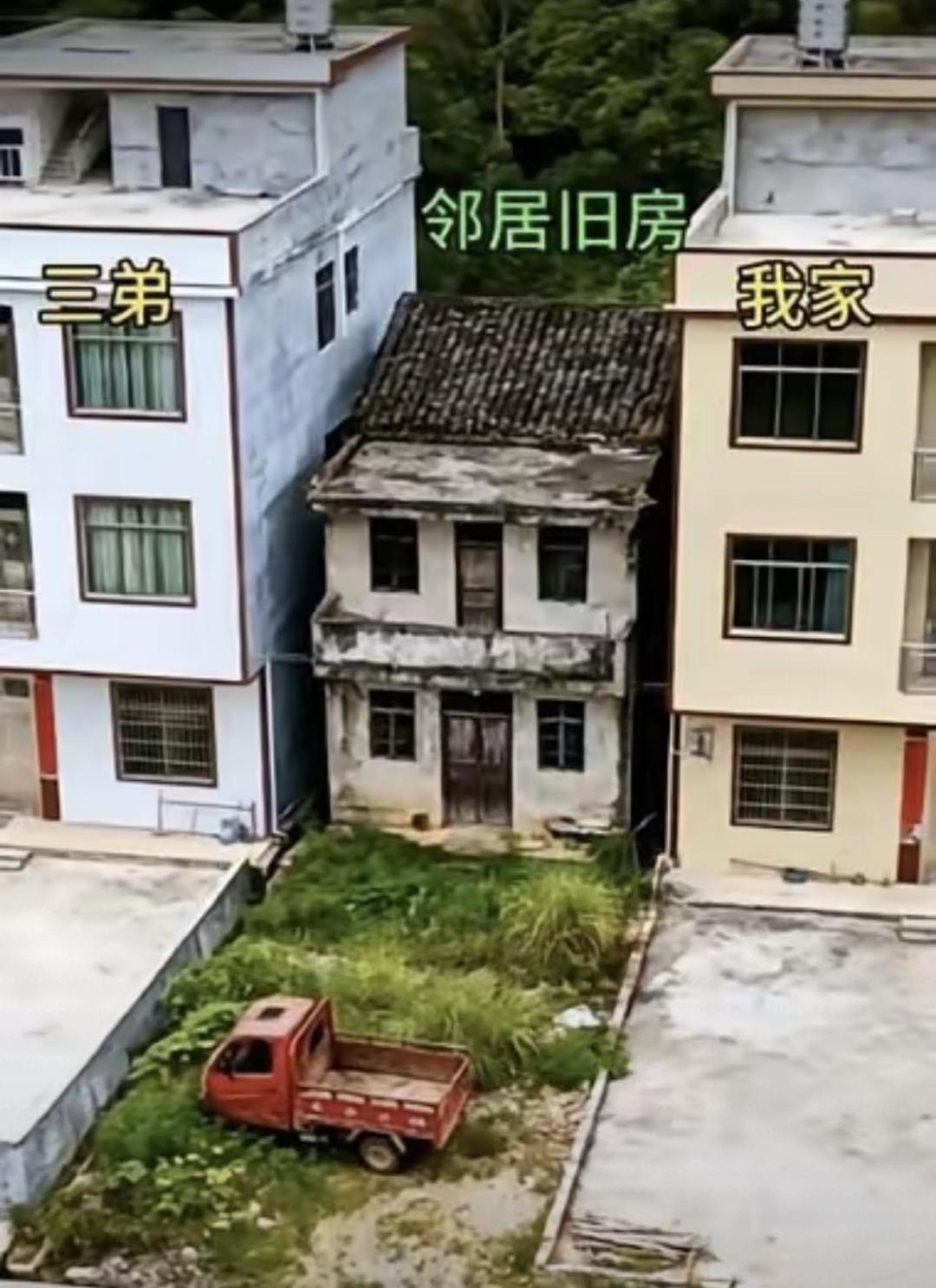 网上老看到这种事。说父母走了，姐妹俩嫁得远，老家房子空着没人管。墙裂了，roo