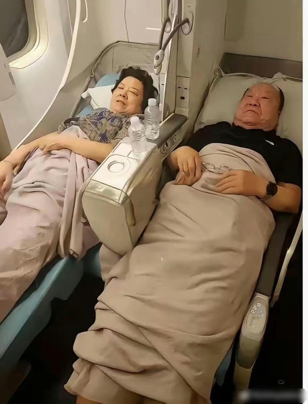 同样是坐飞机，这就是有钱人跟普通人的区别吗…