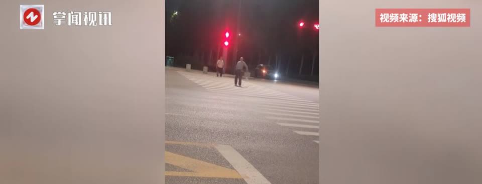 “太缺德了！”6月21日，陕西咸阳，一对老人在晚上八点多的时候，站在车来来往的马