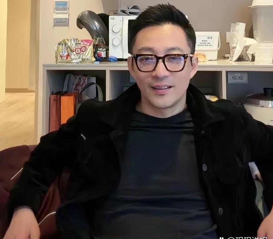 葛斯齐的烤串店要开了，汪小菲直播帮他拉客。这俩曾经隔空互撕的冤家，现在一个在玉