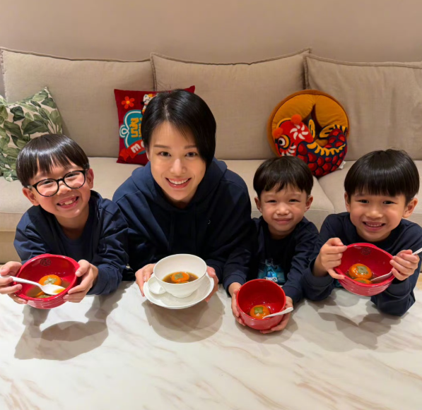 胡杏儿与儿子的近期合影她的三个儿子你们觉得哪一个最帅从左到右，我觉得最右边的