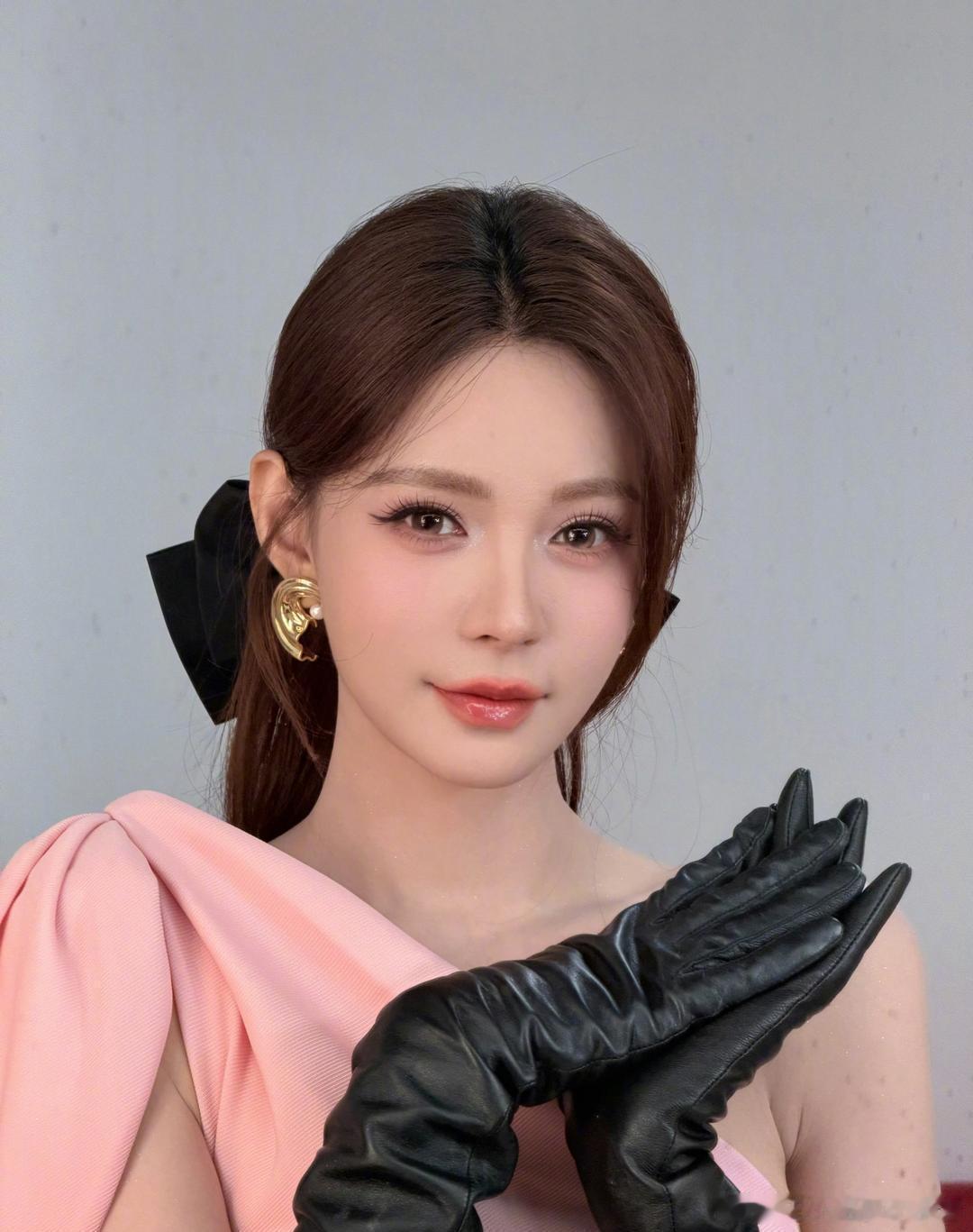 1.沈腾近期参加一些业内饭局，被外界解读为替新电影冲奖铺路。作品能不能打动评委