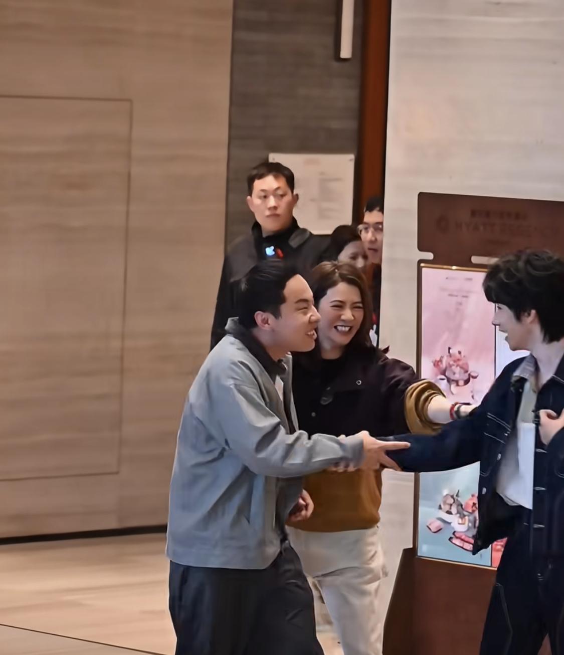 徐志胜算是脱口秀圈里面混的很好了吧，很多综艺都邀请他。感觉徐志胜打入港圈指日