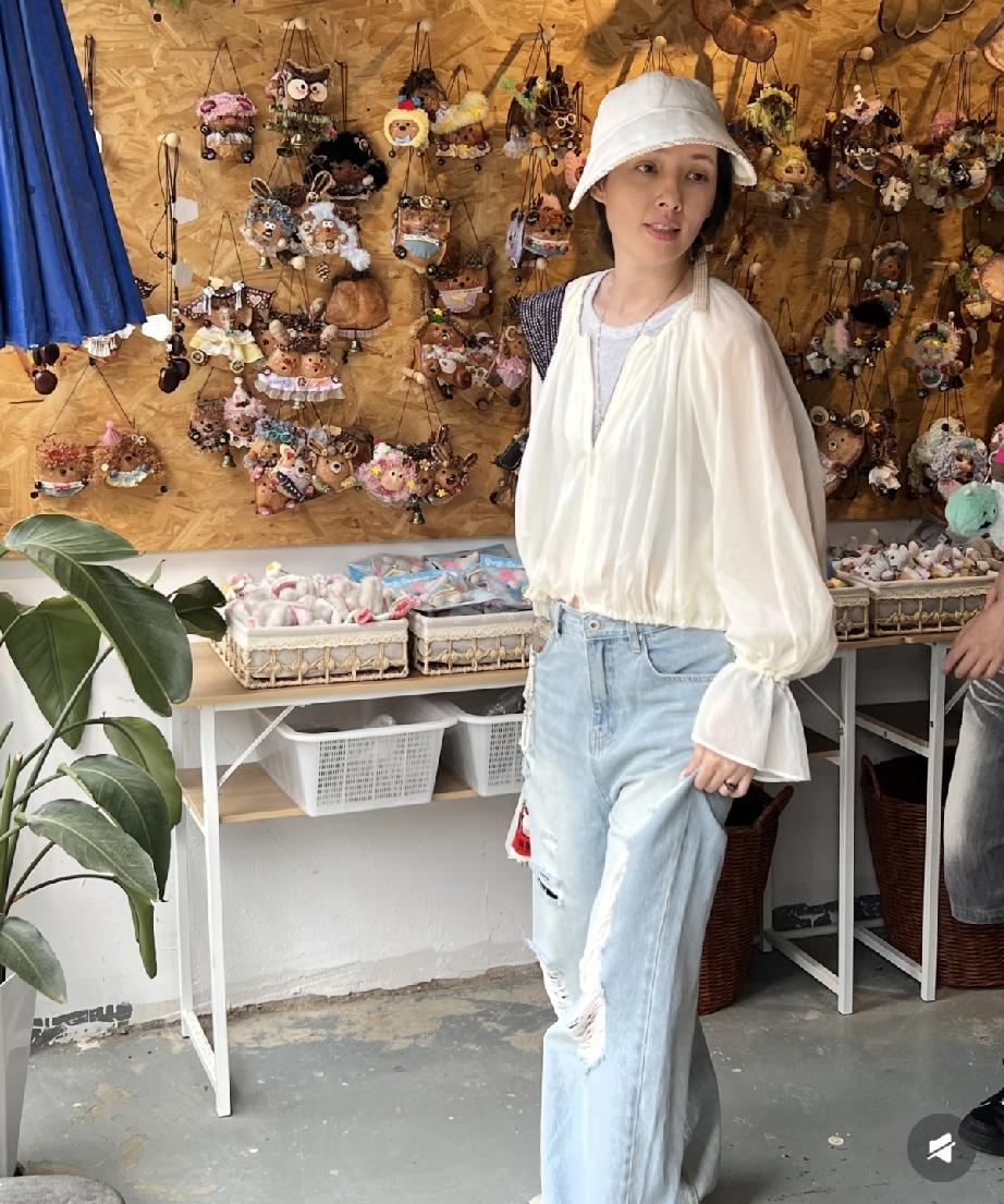 6月26日，郭碧婷游西双版纳被偶遇，完全素颜真的像黄脸婆，脸色蜡黄打扮也比较朴素