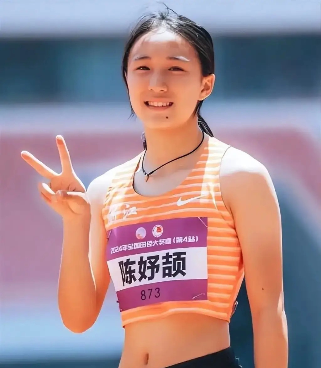 17岁陈妤颉200米摘银：真正让人震撼的，不只是成绩17岁的陈妤颉，又一次跑进了大众视线。在田径赛场