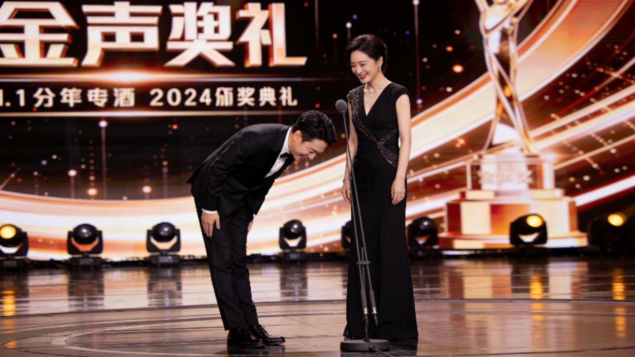 何炅见海霞秒变迷弟！90度鞠躬+星星眼，双向奔赴的尊重太好磕近日，第三届金