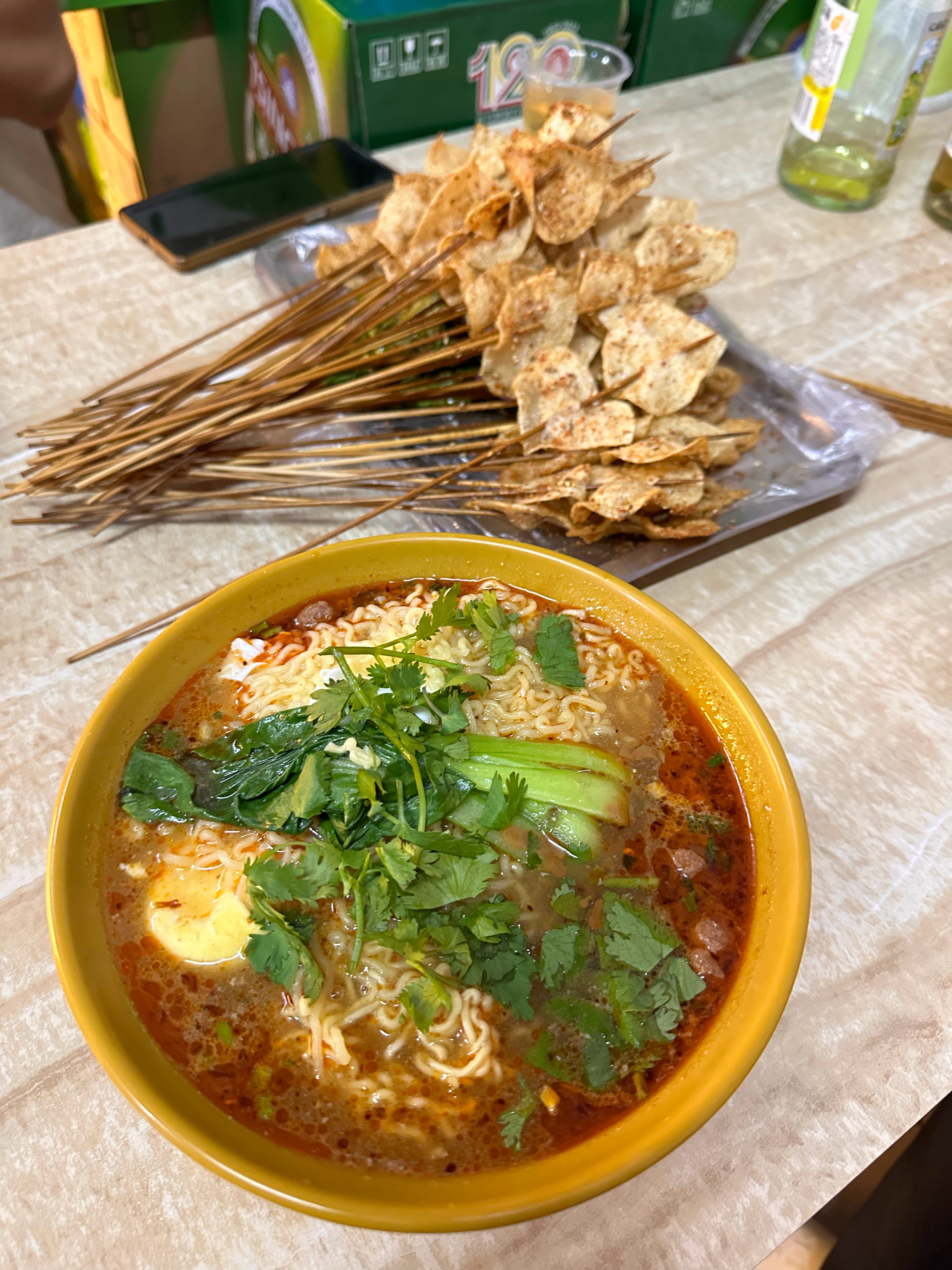 没人能拒绝打完球来一个炸串加泡面​​​