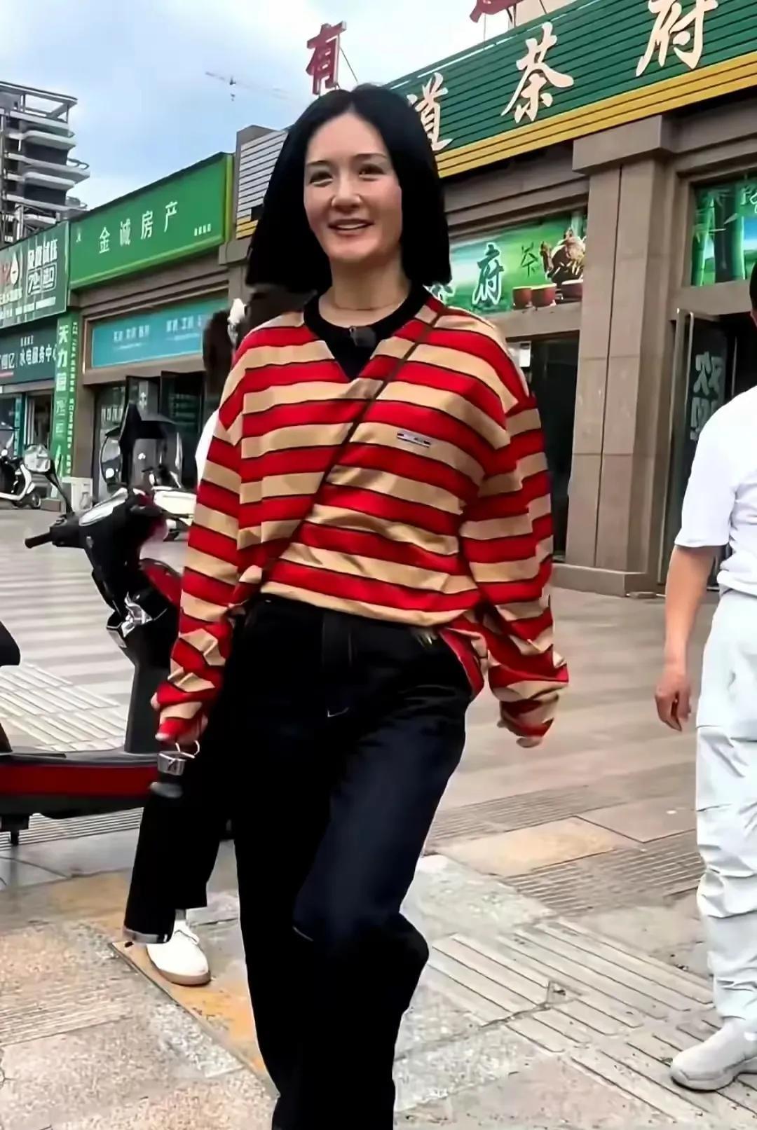 谢娜穿着条纹上衣，好养眼啊！素颜的她，大气温婉，美丽动人！谢娜给人一种独特的美