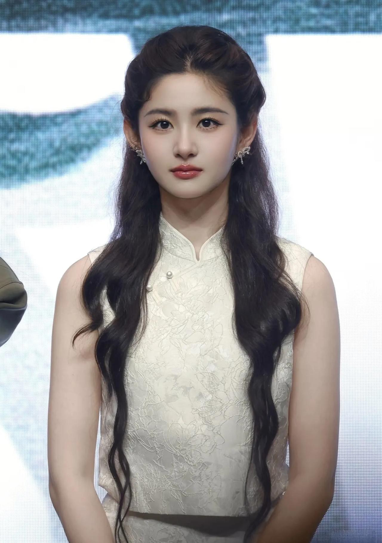 这女孩真漂亮，有认识的吗？
