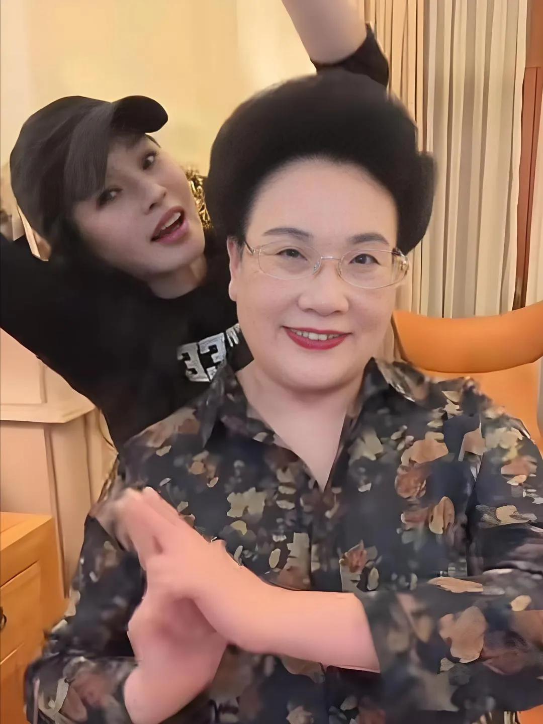 秦昊妈妈冲进直播打脸造谣者秦昊妈妈又出手了！这回不为绯闻，只为力挺儿媳伊能静