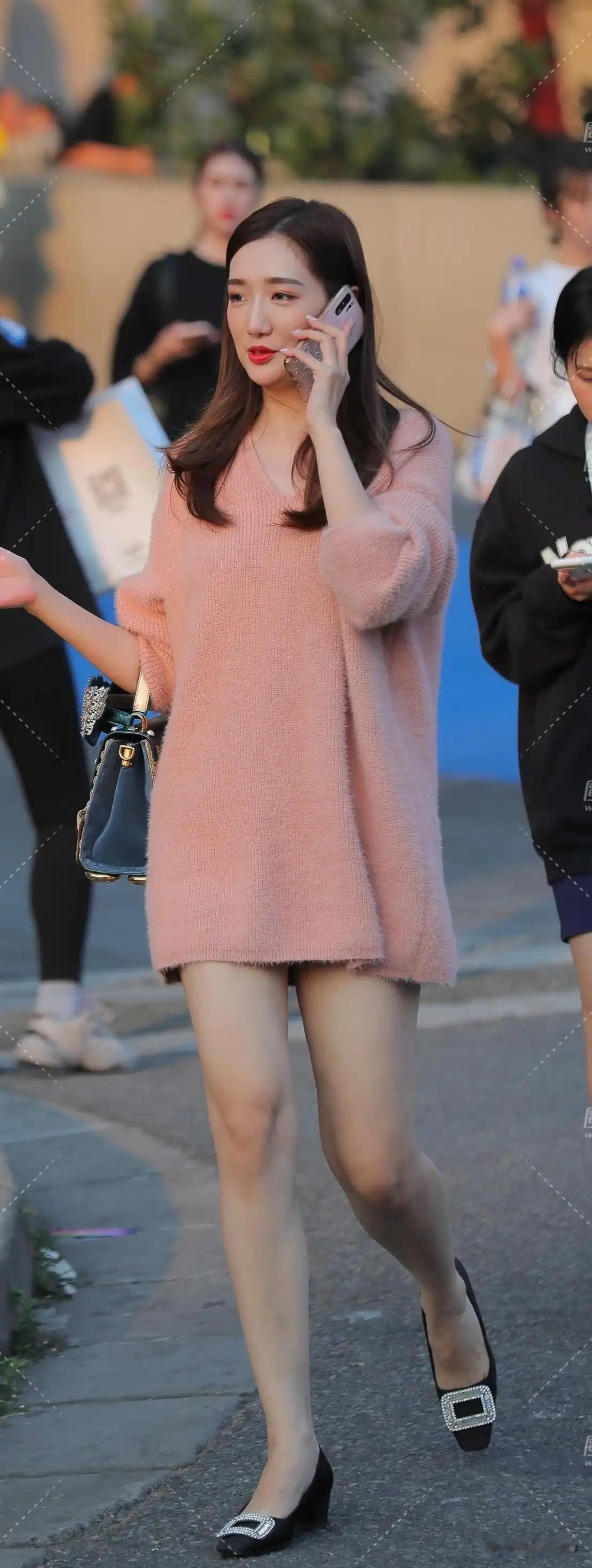 粉嫩毛衣搭配黑色高跟鞋，秋日穿搭指南🍂👠💄