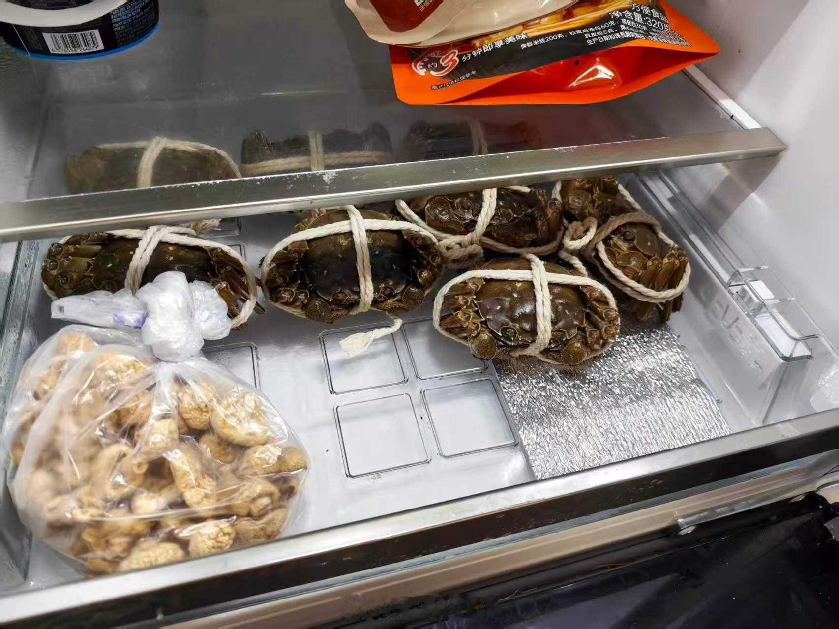 大闸蟹全线崩盘这次国庆出来，爸妈拿出来不少螃蟹最近晚餐都是等娃回来吃5个，老大