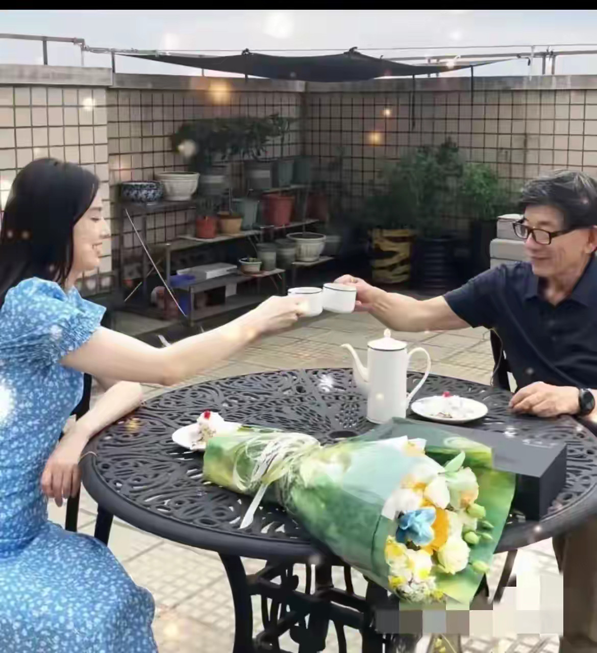 黄圣依和爸爸在娘家露台喝茶的视频火了，网友一眼瞅出这地儿不简单，上海徐家汇的老式