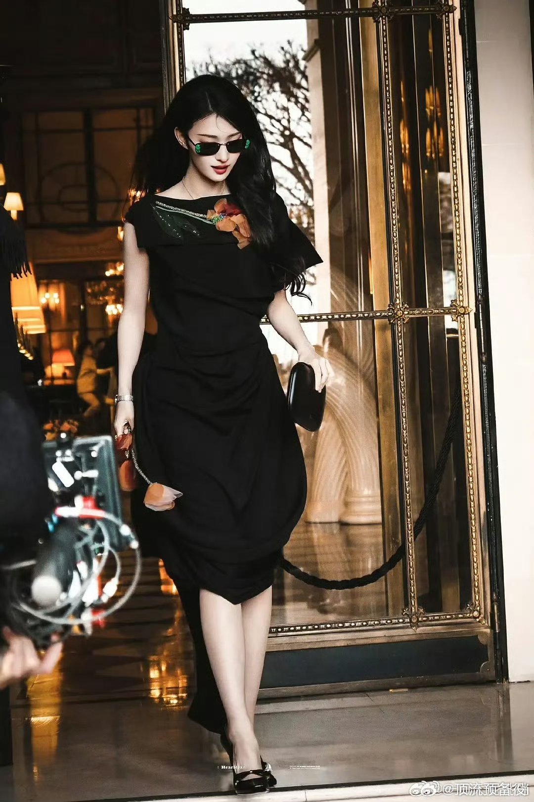 王楚然出个国怎么美成这样王楚然在巴黎的街拍画面，整体造型干净利落，气质很突出