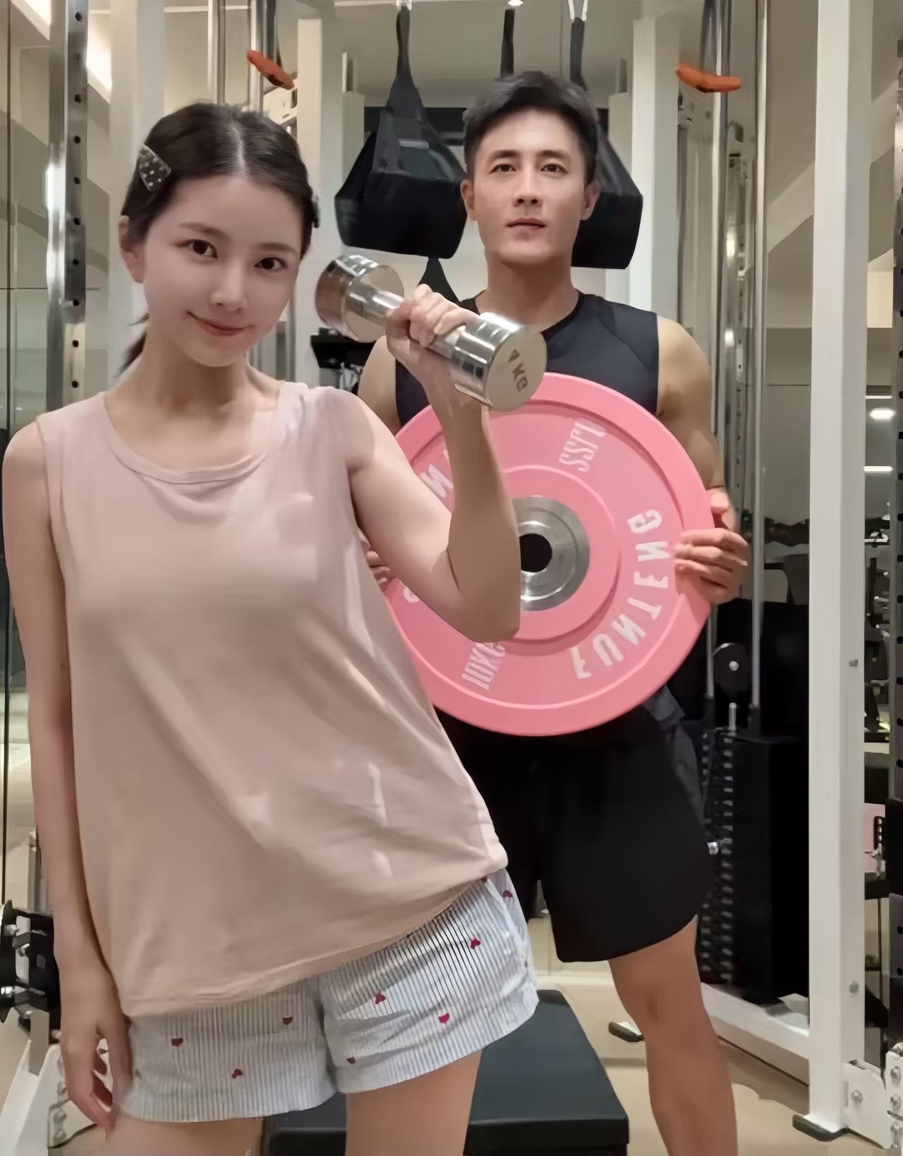 杜淳陪老婆健身的画面，感觉像两代人，不是杜淳显老了，而是他老婆美少女感十足啊。