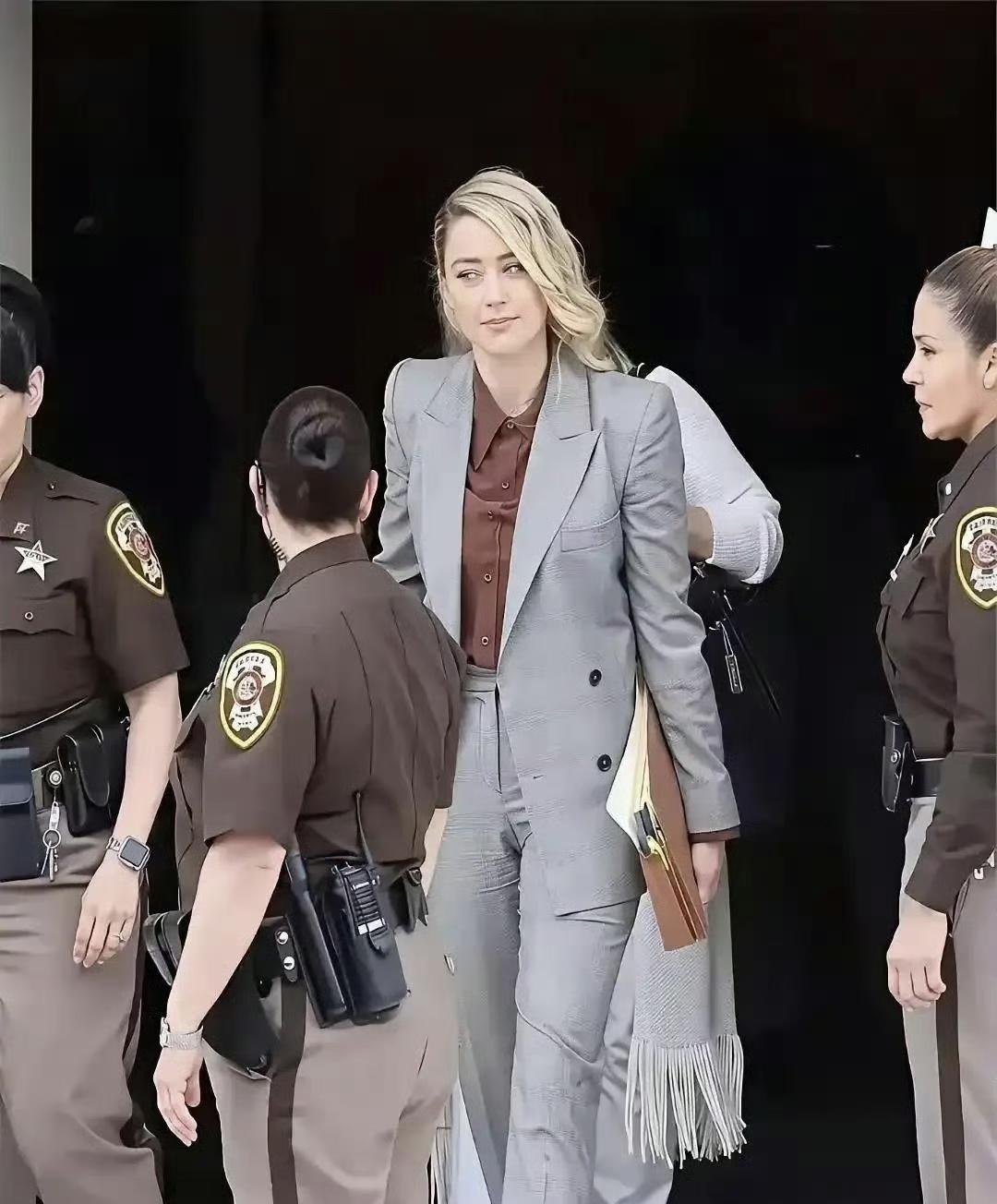 马斯克现女友，身材高挑超惹眼，气质绝佳，但这个女的暴力狂、殴打前夫德普，在床上拉