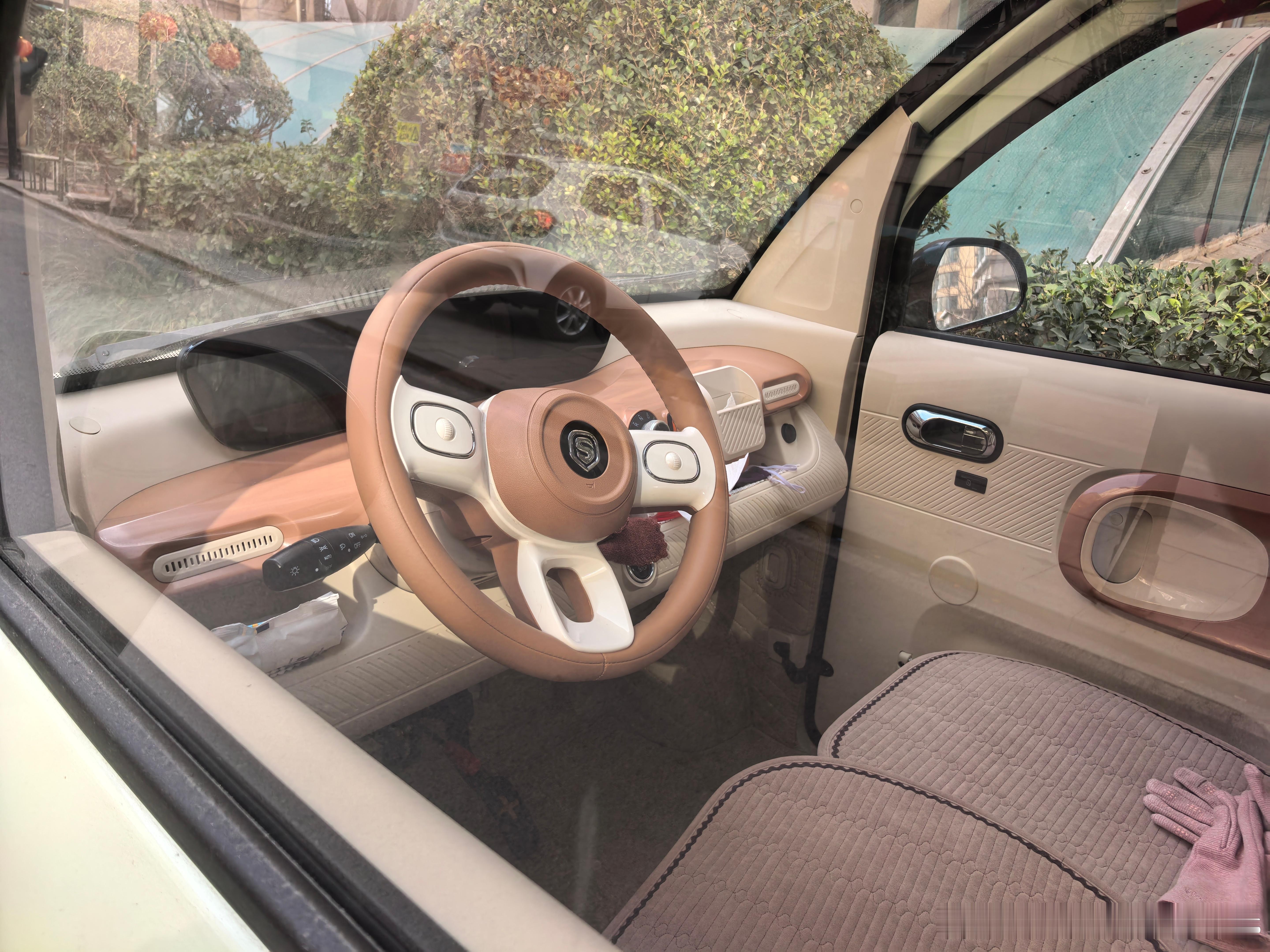 这老头乐的内饰，甚至还是挺有审美的