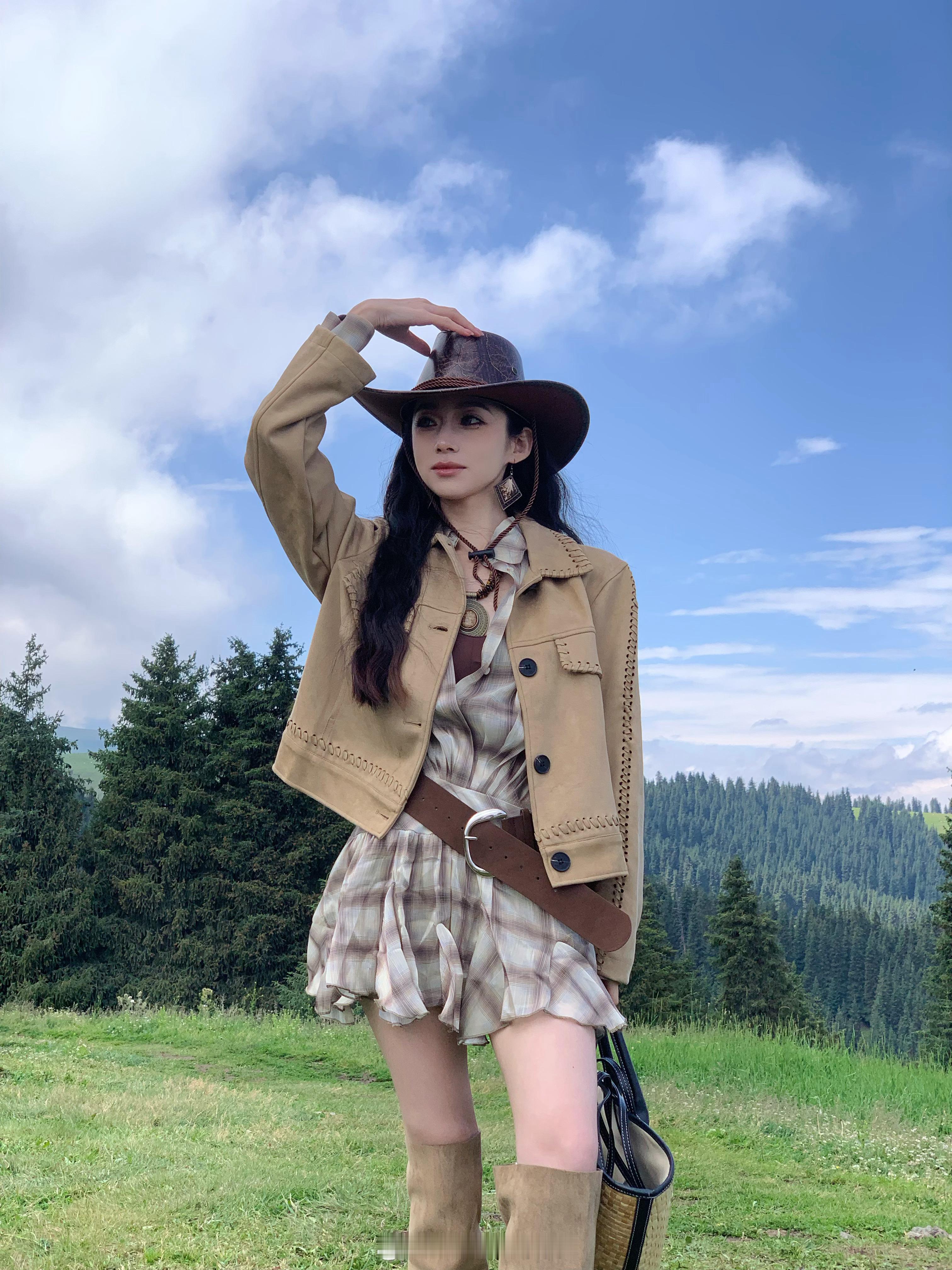这蓬勃的生命力🌲⛰️新疆合集一波浅驼短夹克/棕色西装🍂四款同色系的碰撞随意