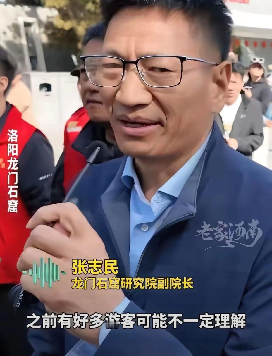 这次特权搞的好！”严禁车辆进入的龙门石窟，竟然破例让几辆车开了进去！前面走路的游