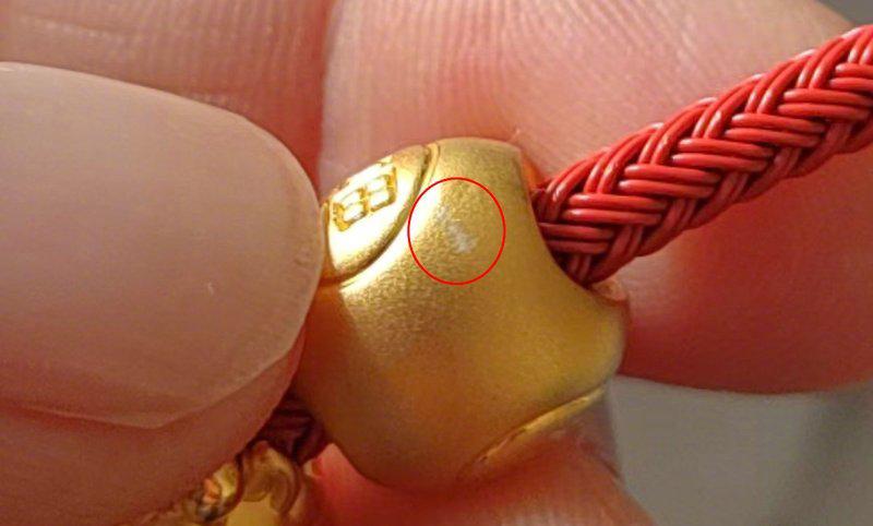买黄金还带“抽盲盒”？周生生金饰纯度差出36%清远李女士这几天心里堵得慌——