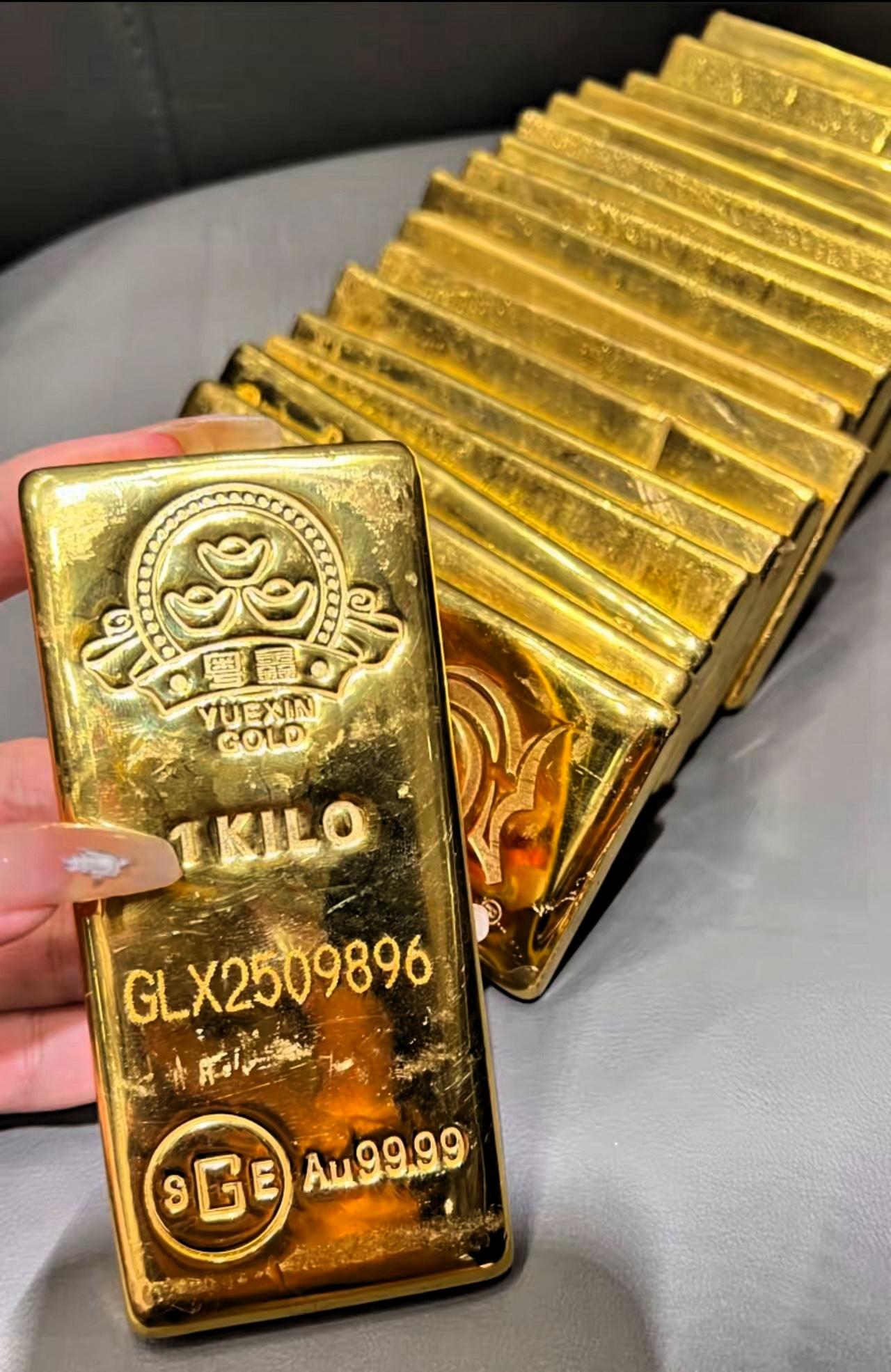 10月27日的黄金市场。简直乱成了一锅粥!不是跌得多离谱。而是越跌越多人往