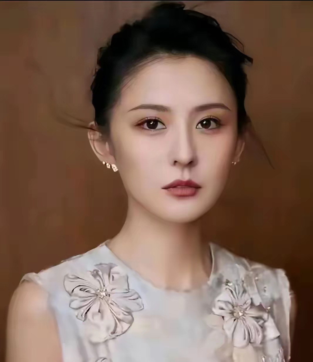 热依扎，1986年出生于北京，哈萨克族，她在采访中说：现在我已经39岁了，有个五