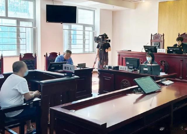 广州，一处景区，里面开设了一座民间信仰场所，很多市民会过来这边祈祷、许愿，并且往