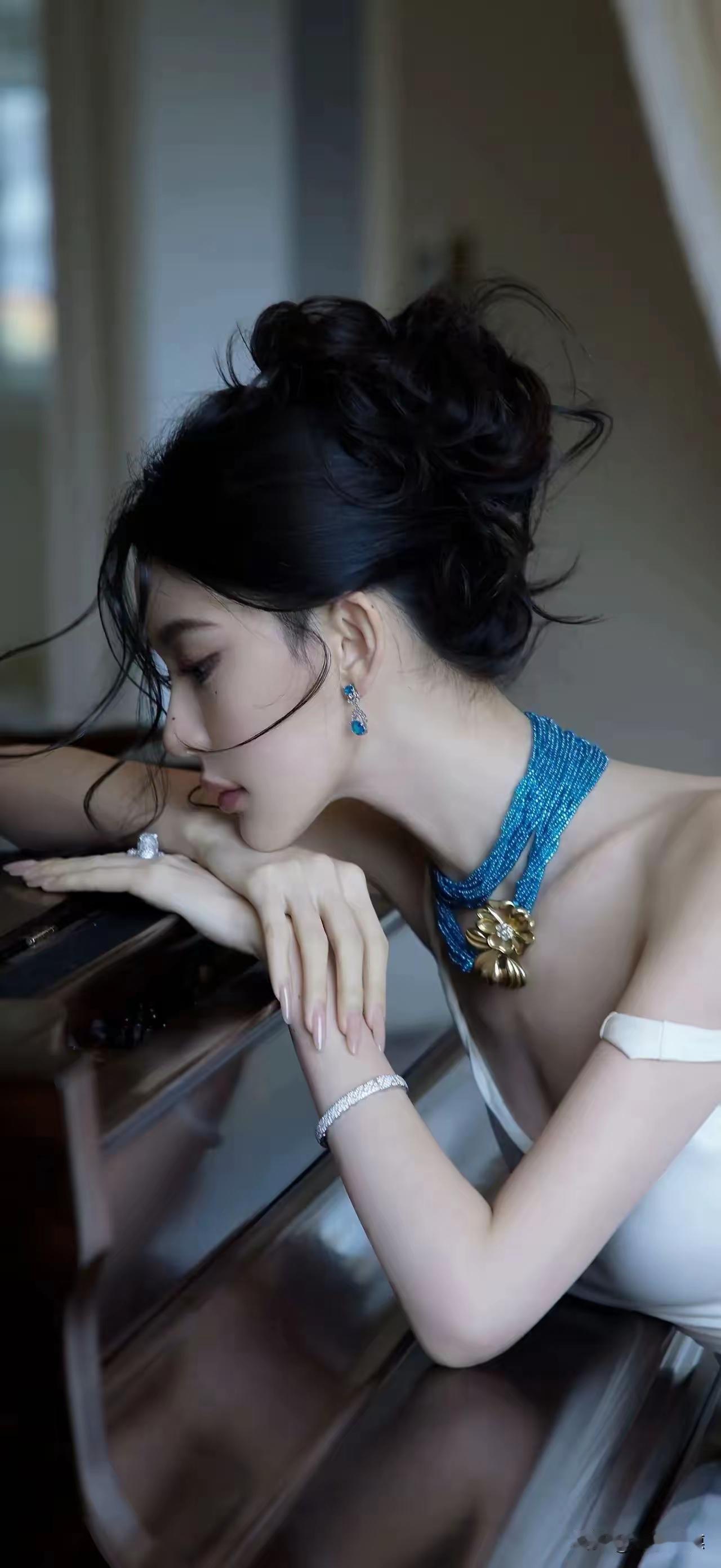 优雅钢琴女郎，蓝宝石项链闪耀，黑白配尽显高贵气质。
