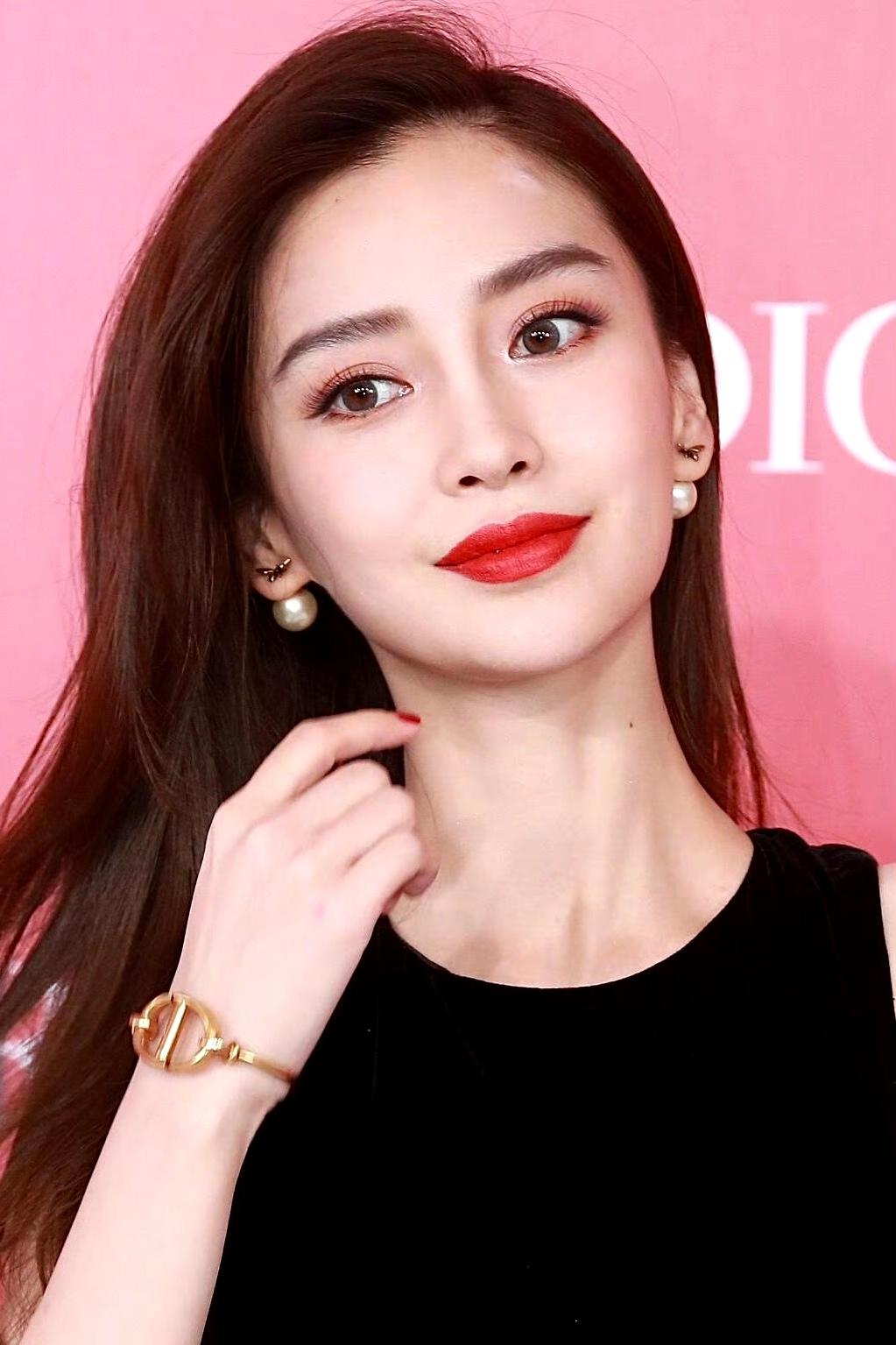 杨颖的颜值打几分？看完这组生图，终于懂啥叫“老天爷赏饭吃”满分10分的话，我