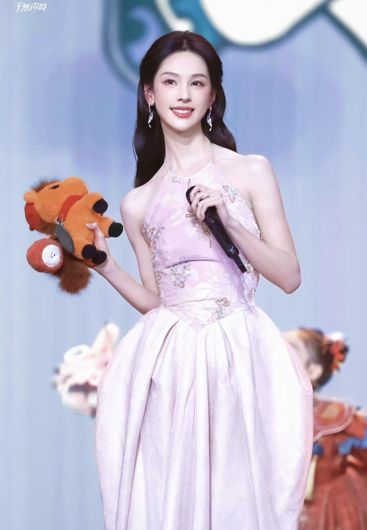 陈都灵的新中式造型太戳人了[赞]挂脖礼服衬得肩线优越，眉眼间尽是温婉[比心]娱乐