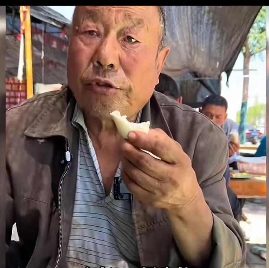 记者采访农民工，看到一个77岁大爷还在工地打工，每天吃馒头和咸菜。记者问他累不