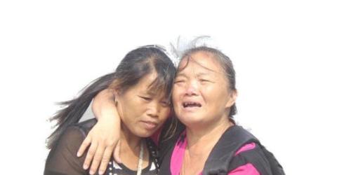 2014年，57岁大妈喝了8两酒后去长江游泳，不料却在水中睡着了，10个小时后从