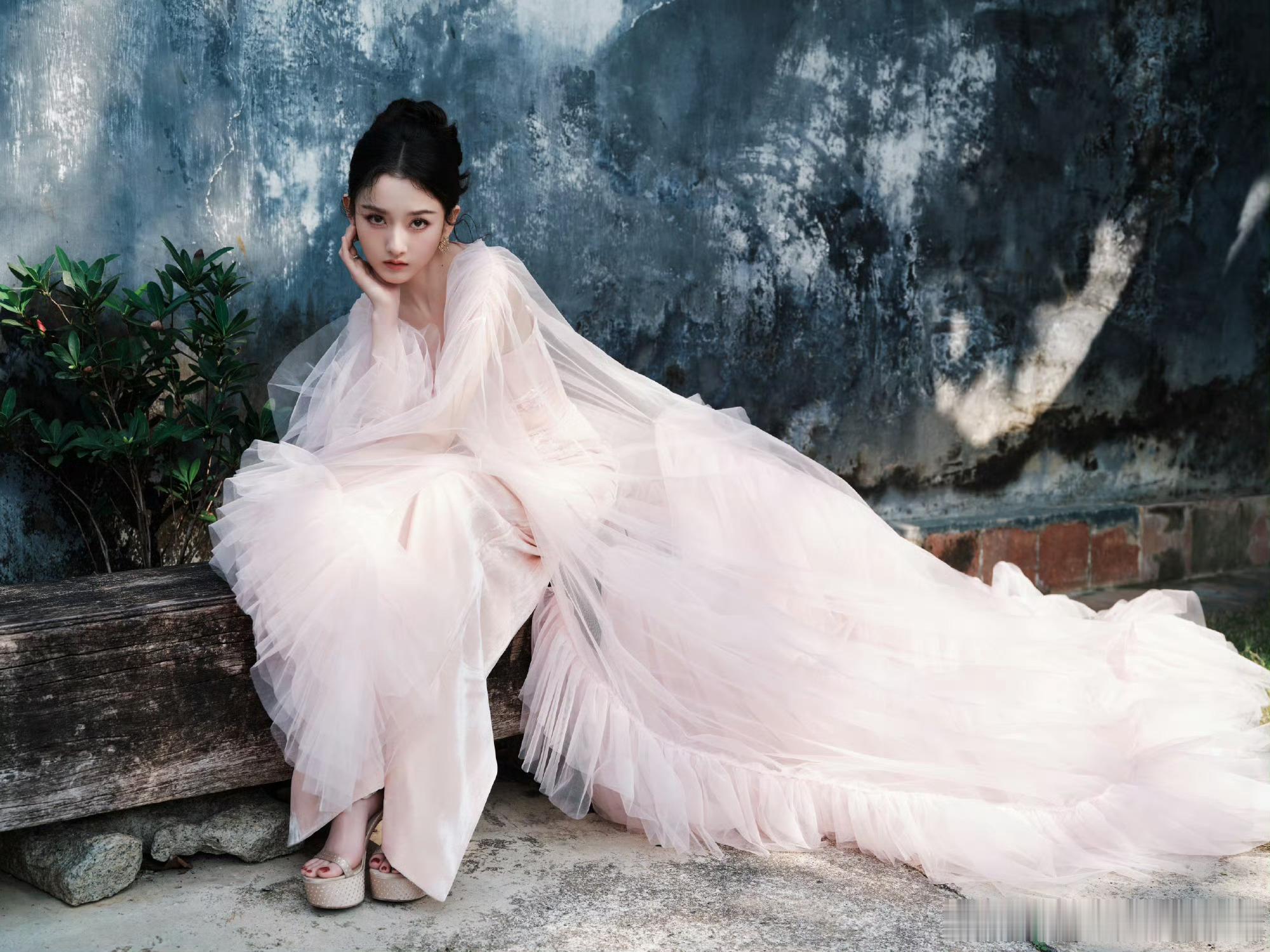 宋祖儿这糟糕的造型像拖了一堆窗帘布出席活动，加上发型整个人老气很多。宋祖儿粉色刺