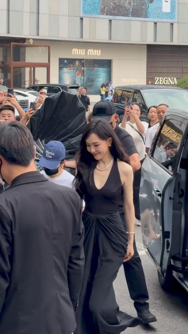 这是我妈妈呀🥺🥺好优雅好高贵的黑天鹅🦢唐嫣深v鱼尾裙唐嫣好高贵的黑天鹅​
