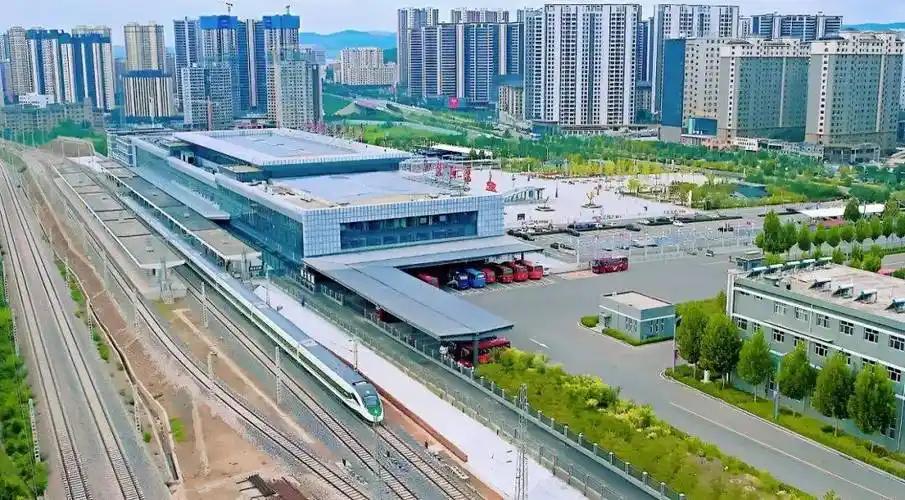 阳泉东站是否会成为阳泉的断头站呢？就目前情况而言，动车和城际列车线路的确符合这一