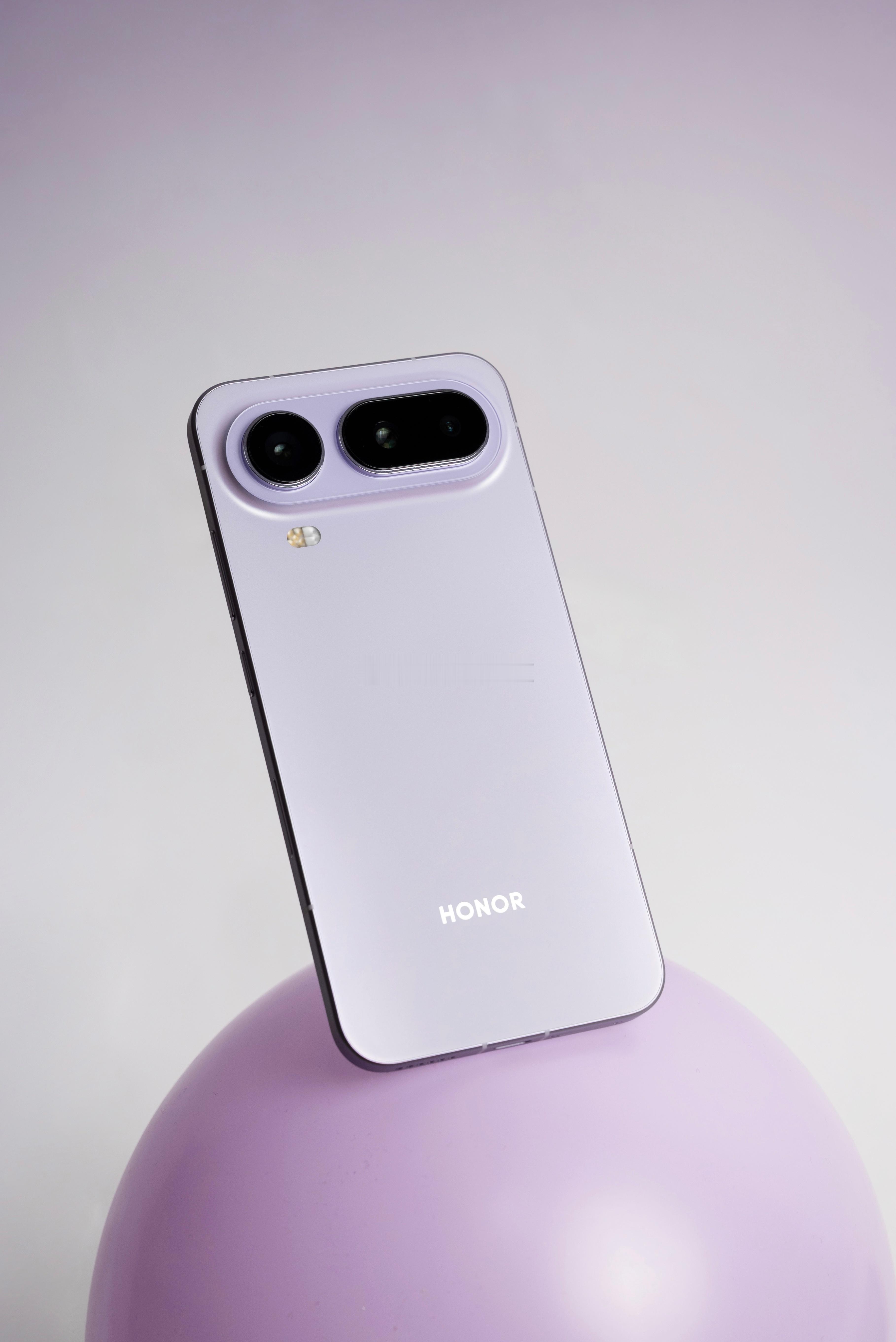 苹果确实比较尴尬，比你便宜、比你轻、电池比你大、影像比你好，荣耀Magic8P