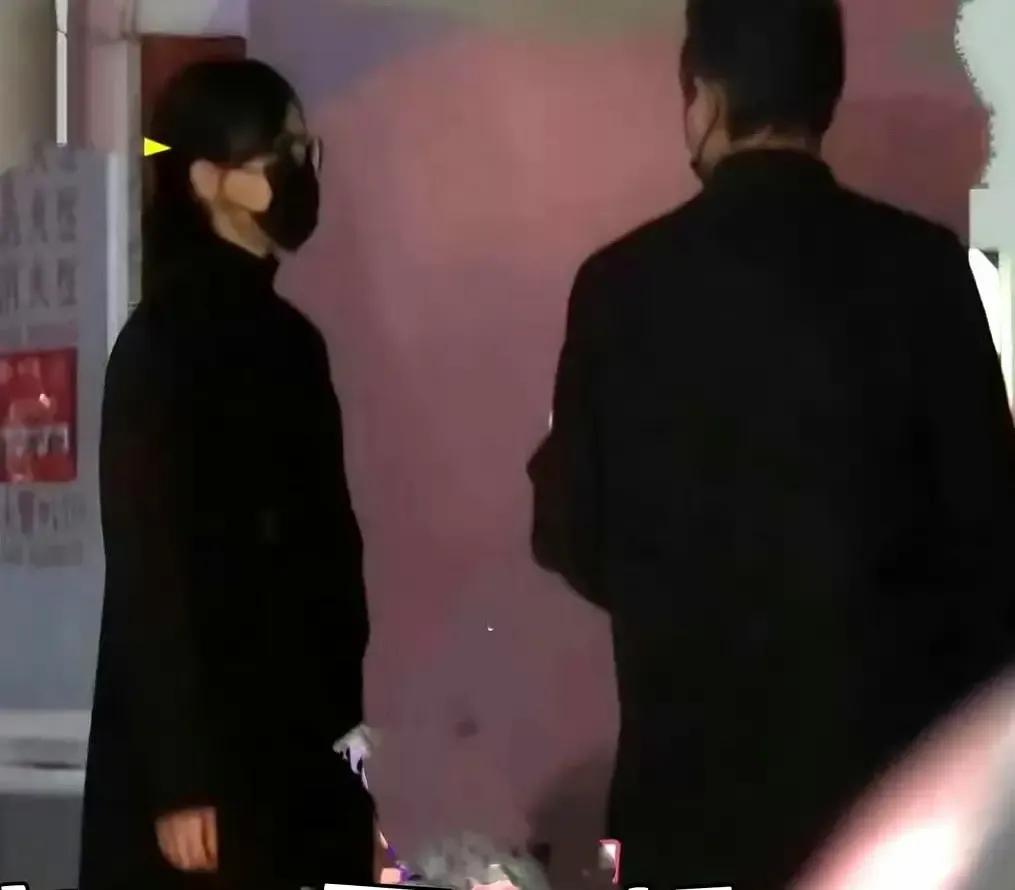 唐嫣葬礼后陪罗晋出门扔垃圾，被路人拍到。两人穿便装，各拎一袋垃圾，走到桶前还分