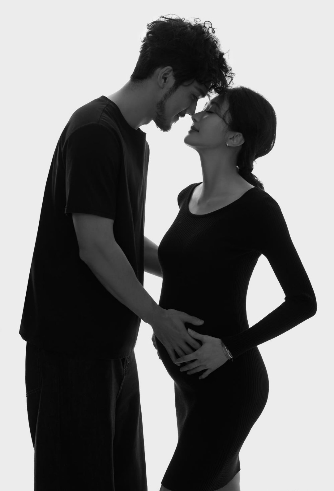 陈牧驰陈冰结婚生子此次官宣既让大众看到二人组建家庭的决心，也因过往司法结论与孕肚