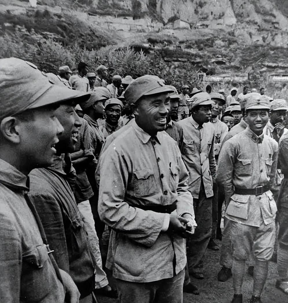 红军长征来到大渡河安顺场时，杀了几头猪，给战士们改善伙食。猪肉吃完了，剩下一个猪